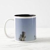 Tasse 2 Couleurs Space Shuttle Endeavor approche du lancement p (Gauche)