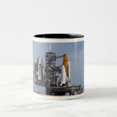 Tasse 2 Couleurs Space Shuttle Endeavor sur le lancement pad 4 (Centre)