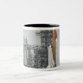 Tasse 2 Couleurs Space Shuttle Endeavor sur le lancement pad 5 (Centre)