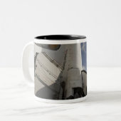 Tasse 2 Couleurs Space Shuttle Endeavor sur le lancement pad 6 (Devant gauche)