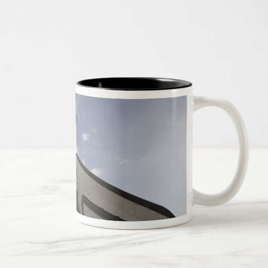 Tasse 2 Couleurs Space Shuttle Endeavor sur le lancement pad 6 (Droit)