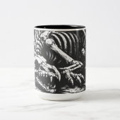 Tasse 2 Couleurs Squelette de dragon — par BurnsInHell (Centre)