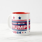 Tasse 2 Couleurs Stand with Trump~2024~MAGA (Devant gauche)