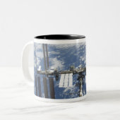 Tasse 2 Couleurs Station spatiale internationale en orbite 2 (Devant gauche)