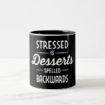 Tasse 2 Couleurs Stress est Desserts orthographié à l'envers<br><div class="desc">Logiquement, la meilleure façon d'inverser les effets du stress est probablement les desserts.</div>