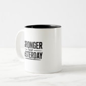 Tasse 2 Couleurs Stronger Than Yesterday | Motivational Quote (Devant gauche)