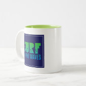Tasse 2 Couleurs Surf sur l'affiche de vagues (Devant gauche)