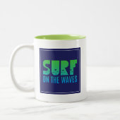 Tasse 2 Couleurs Surf sur l'affiche de vagues (Gauche)