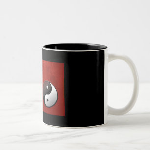 Tasse 2 Couleurs Symbole chinois de Yin Yang sur l'arrière - plan