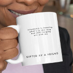 Tasse 2 Couleurs Texte personnalisé Ami amusante - Cadeau d'un ami<br><div class="desc">Célébrez votre amitié avec style avec cette tasse amusante! Avec le texte "L’amitié, c’est savoir ce qu’il y a dans cette tasse et continuer à traîner avec moi" et la ligne en gras "Don d’un ami", c’est le cadeau parfait pour votre partenaire préféré dans le crime. Idéal pour les anniversaires,...</div>