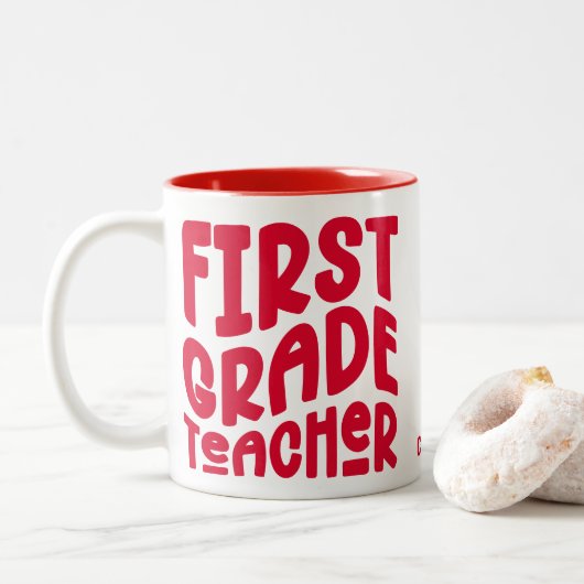 Tasse 2 Couleurs Texte rouge de l'enseignant de première année (Avec donut)