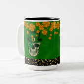 Tasse 2 Couleurs Thème de la Saint Patrick avec crâne et Shamrock (Devant gauche)