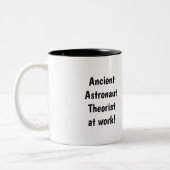Tasse 2 Couleurs Théoriste astronaute antique au travail (Gauche)