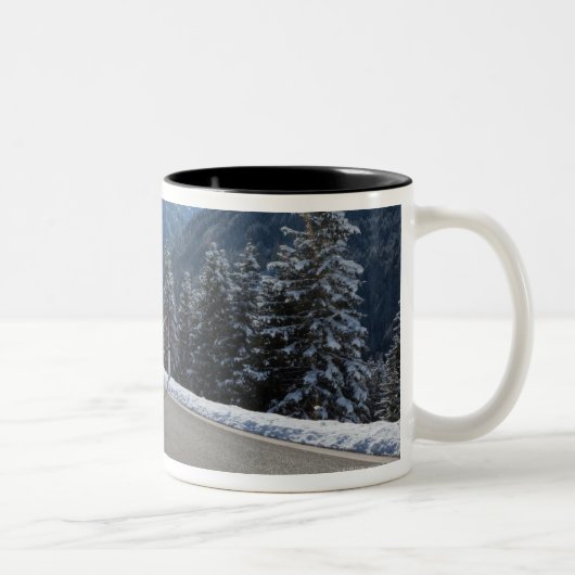 Tasse 2 Couleurs Thrugh vide idyllique de route un paysage d'hiver, (Droit)