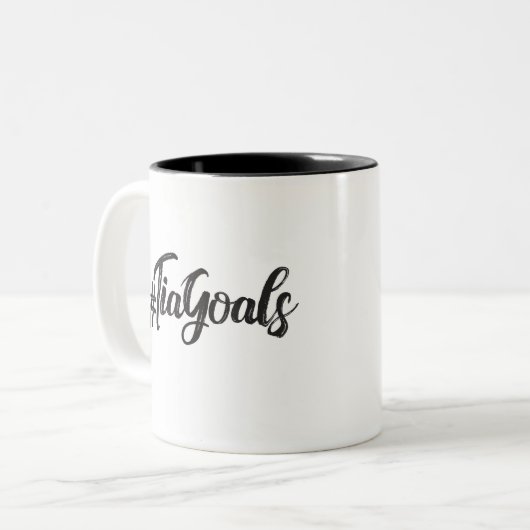 Tasse 2 Couleurs #TiaGoals, Grunge script moderne (Devant gauche)