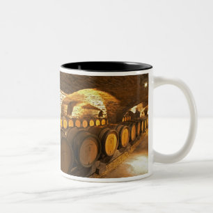 Tasse 2 Couleurs Tonneaux de chêne dans la cave au Domaine Comte