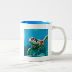 Tasse 2 Couleurs Tortue de mer verte nageant au-dessus du récif