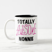 Tasse 2 Couleurs Totalement génial Nonnie Pink Tshirts et cadeaux (Gauche)