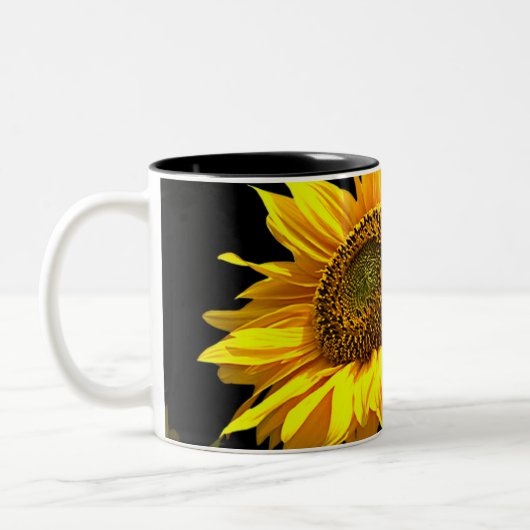 Tasse 2 Couleurs Tournesol lumineux sur l'arrière - plan noir (Gauche)