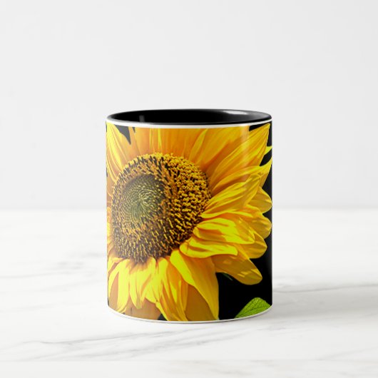 Tasse 2 Couleurs Tournesol lumineux sur l'arrière - plan noir (Centre)