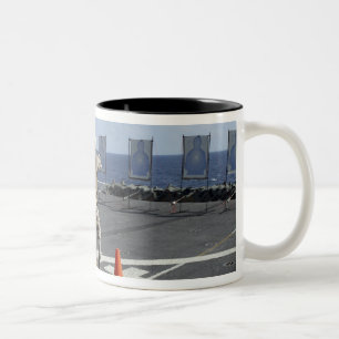 Tasse 2 Couleurs Train de policiers militaires avec le Berretta M9