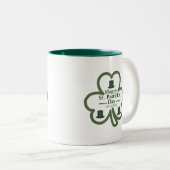 Tasse 2 Couleurs Trèfle chanceux vert Script St. Patrick's Day (Devant droit)