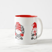 Tasse 2 Couleurs Trois Gnomes amusants | Noël Festive (Devant droit)