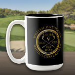 Tasse 2 Couleurs Trou de golf en un Gold et Noir personnalisés<br><div class="desc">Personnalisez le nom,  le numéro du trou de localisation et la date pour créer un grand gardien de golf pour célébrer ce trou fantastique en un. Conçu par Thisisnotme©</div>