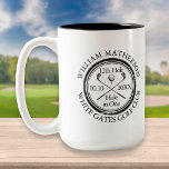 Tasse 2 Couleurs Trou en un classique Golf personnalisé<br><div class="desc">Avec un effet de timbre vieilli design rétro classique. Personnalisez le nom,  le numéro du trou de localisation et la date pour créer un grand gardien de golf pour célébrer ce trou fantastique en un. Conçu par Thisisnotme©</div>