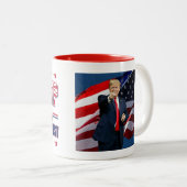 Tasse 2 Couleurs Trump 2024 - L'Amérique d'abord (Devant droit)