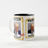 Tasse 2 Couleurs Trump 2024 le plus recherché (Devant gauche)
