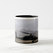 Tasse 2 Couleurs Un Apache AH-64A décolle (Centre)