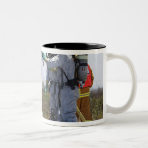 Tasse 2 Couleurs Un aviateur se tient dans un baquet