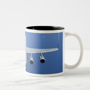 Tasse 2 Couleurs Un C-17 Globemaster III approche le boom