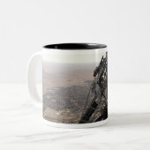 Tasse 2 Couleurs Un chef d'équipage cherche une activité suspecte (Devant gauche)