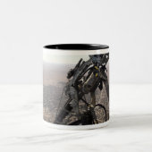 Tasse 2 Couleurs Un chef d'équipage cherche une activité suspecte (Centre)