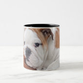 Tasse 2 Couleurs Un chiot anglais de bouledogue jouant avec un (Centre)