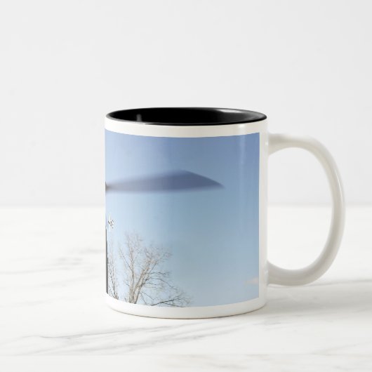 Tasse 2 Couleurs Un CV-22 Osprey se prépare à décoller (Droit)