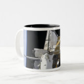 Tasse 2 Couleurs Un engin spatial Soyouz ancré (Devant gauche)