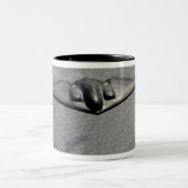 Tasse 2 Couleurs Un Esprit B-2 survole l'océan Pacifique (Centre)