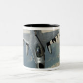 Tasse 2 Couleurs Un F-16 Faucon combattant ravitaille (Centre)
