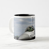 Tasse 2 Couleurs Un Faucon de combat F-16 (Devant gauche)