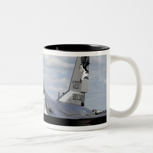 Tasse 2 Couleurs Un Faucon de combat F-16 (Droit)