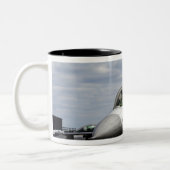 Tasse 2 Couleurs Un Faucon de combat F-16 (Gauche)