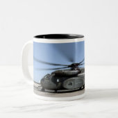 Tasse 2 Couleurs Un hélicoptère Sea Dragon MH-53E (Devant gauche)