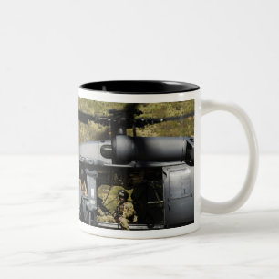 Tasse 2 Couleurs Un HH-60 pave le faucon vole au-dessus du désert
