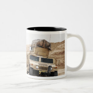 Tasse 2 Couleurs Un Humvee assure la sécurité