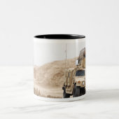 Tasse 2 Couleurs Un Humvee assure la sécurité (Centre)