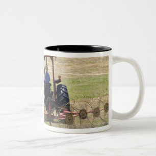 Tasse 2 Couleurs Un jeune garçon conduisant une moisson de tracteur