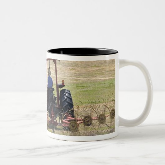 Tasse 2 Couleurs Un jeune garçon conduisant une moisson de tracteur (Droit)